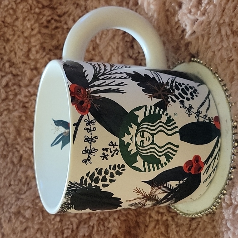 2021 STARBUCKS CHRISTMAS HOLIDAY COFFEE MUG CUP 12 OZ SNOWFLAKE BERRY PINE